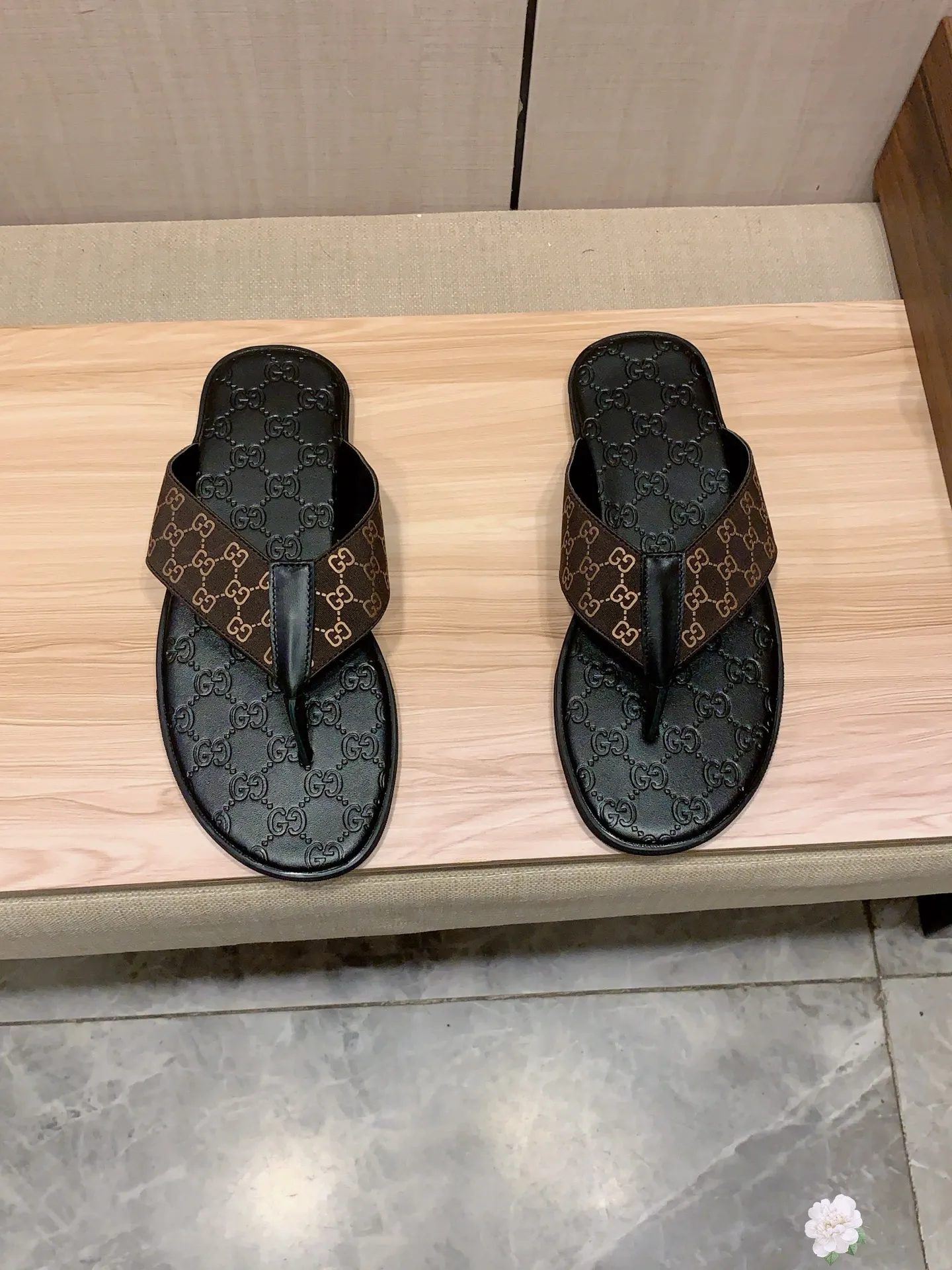 Slippers: New model: Factory price: 260💰💰🎩🎩🔥🔥《 Gucci* 》Series of slippers top purchasing agent🔍🔍Sold at the same time for men, original Italian imported webbing made of selected cowhide, exquisite workmanship,), sole: (super comfortable) original factory special sole, ⚠️exclusive double-layer movable molded sole super comfortable⚠️, real shot🎬the real thing is more beautiful🔍🔍266 regular code 38-44, can be ordered 45.